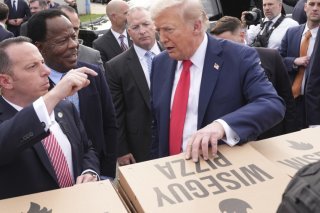 Donald Trump a distribué des pizzas et des hamburgers à Washington, mais n'a pas participé à une patrouille. KEYSTONE/AP/Jacquelyn Martin